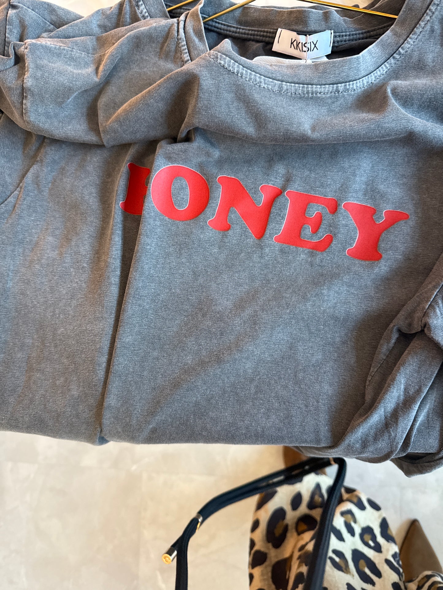 T-Shirt con stampa honey