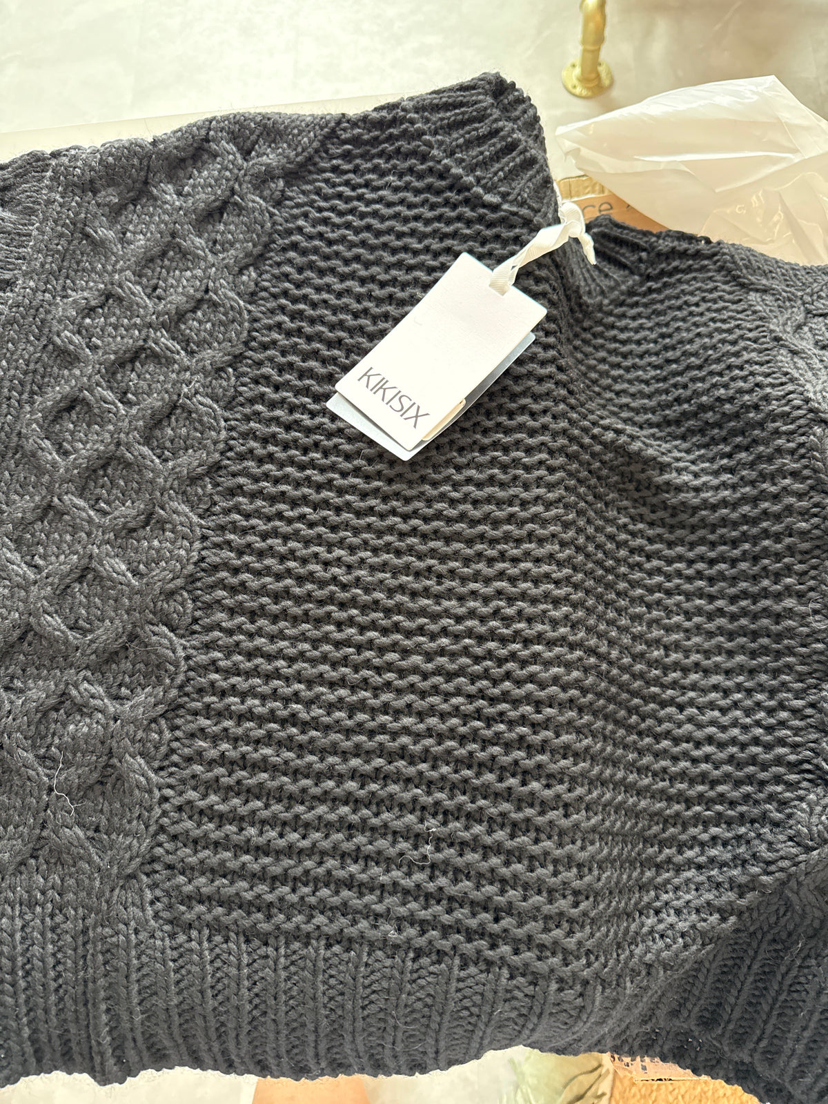 Maglia over paricollo con maniche in treccia