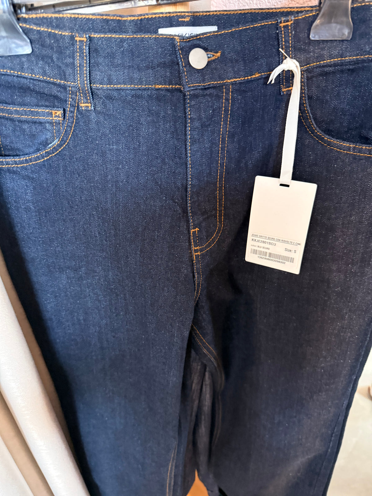 Jeans dritto scuro con risvolto