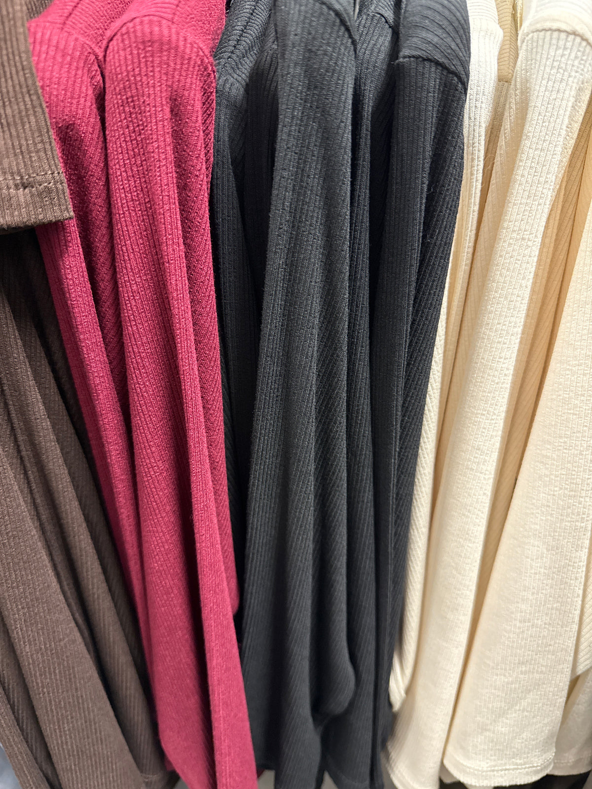 Maglia scollo v a coste con pizzo