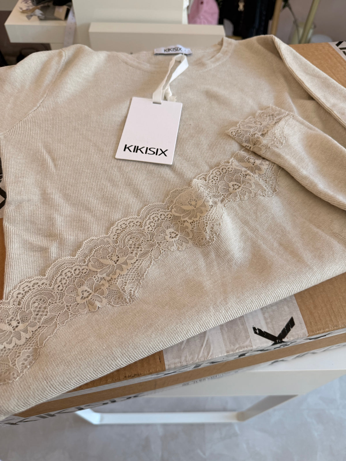 Maglia paricollo con pizzo