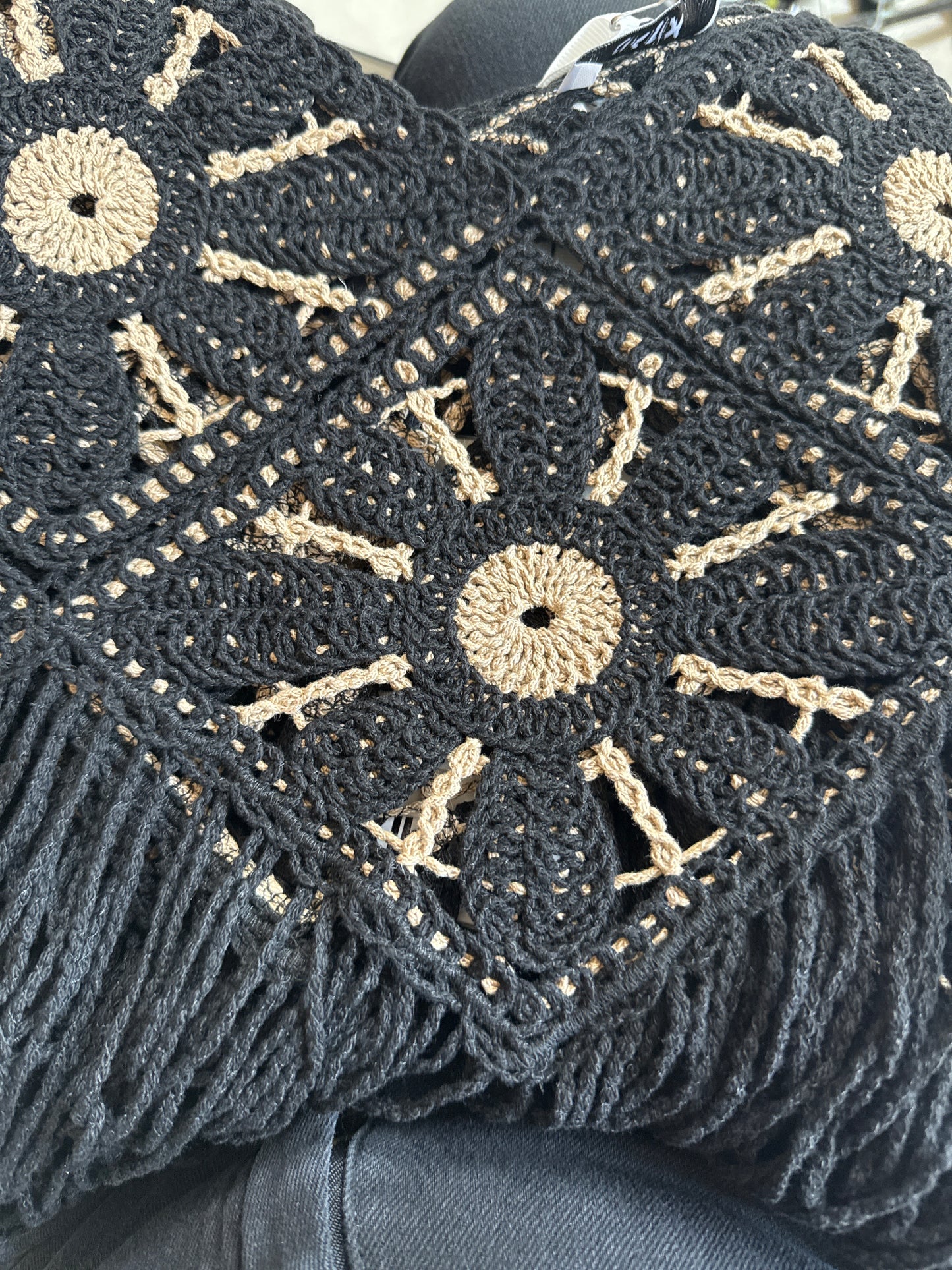 Canotta con frange in macrame nero