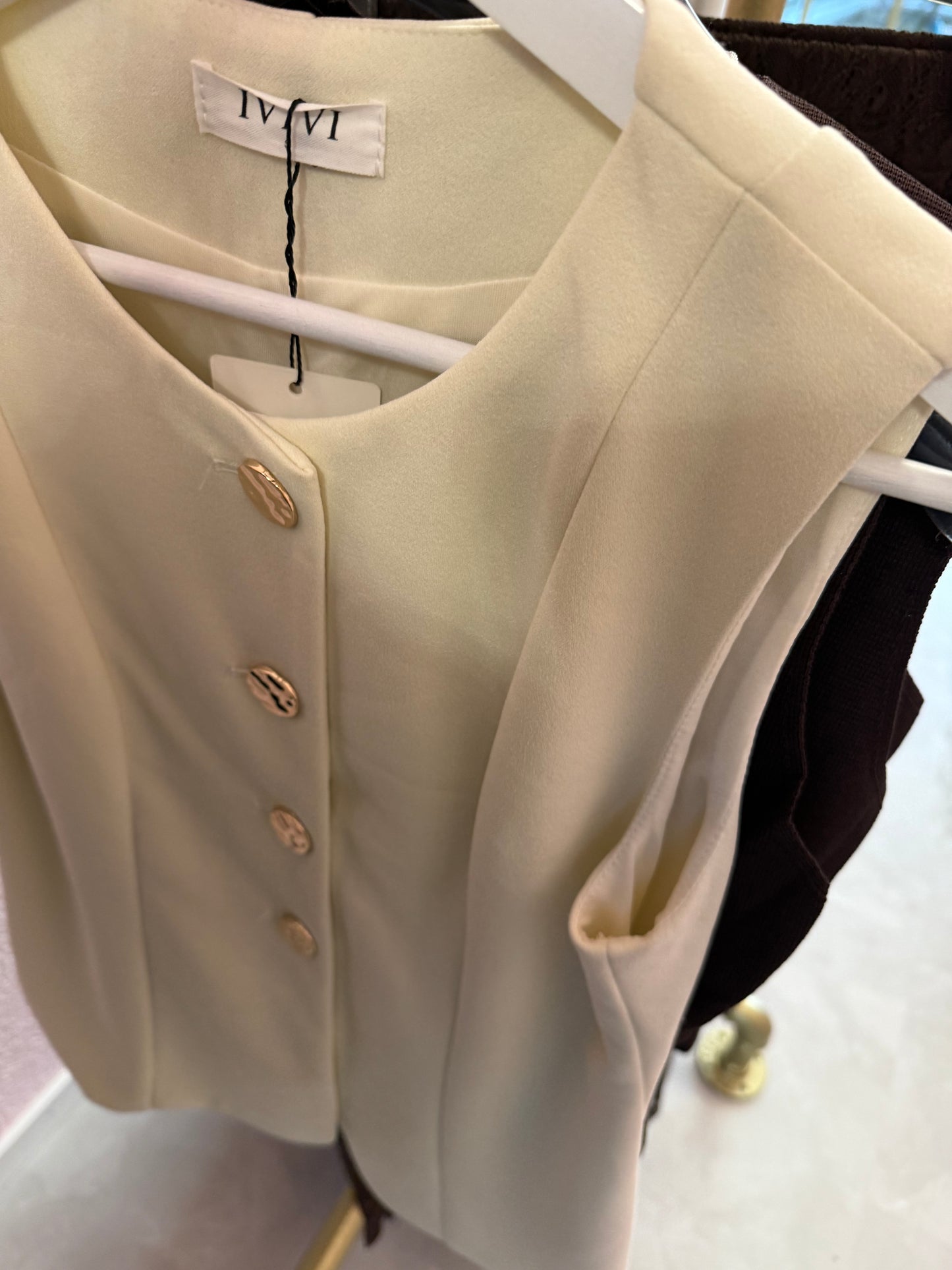 Gilet weiss mit 4 Knöpfe gold