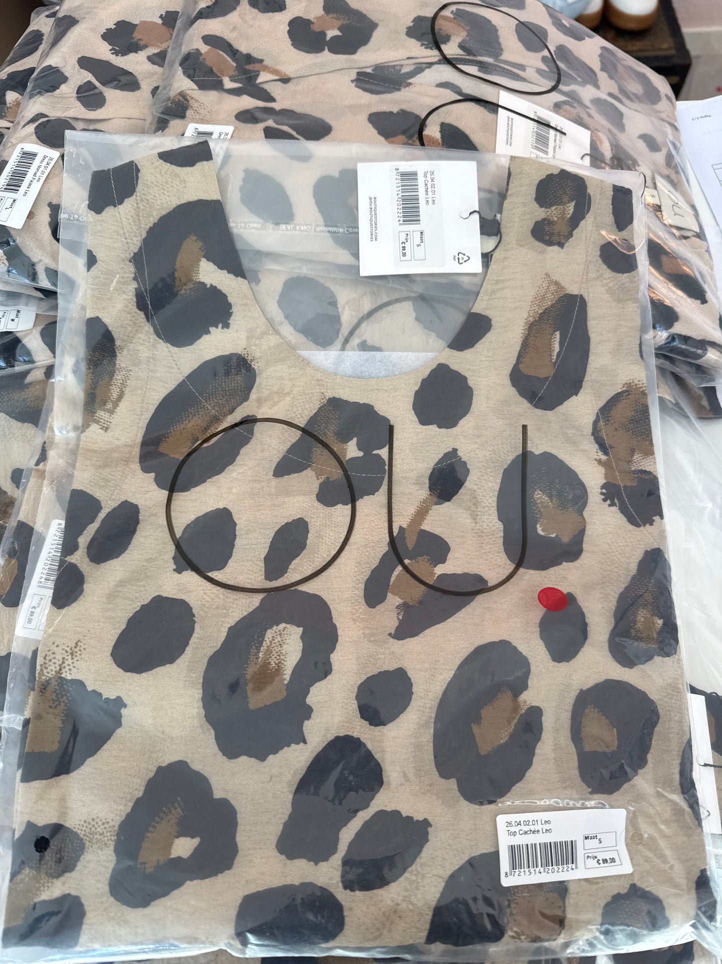 Top cachée leo